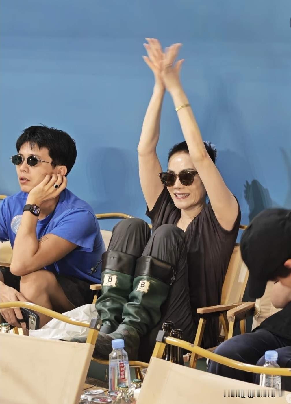 王菲现身大女儿窦靖童的演唱会现场，同行的还有小女儿李嫣以及她的男闺蜜。台下的王菲，和平日里荧幕上高冷