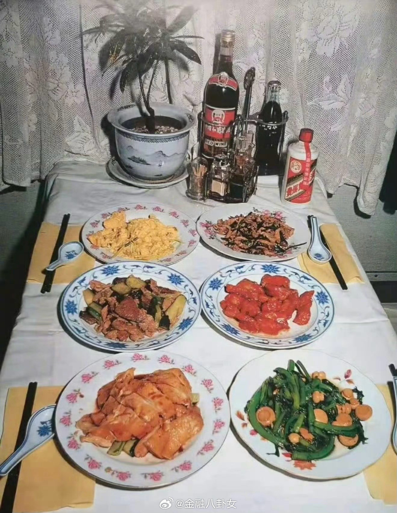 网上刷到的。1981年，中国铁路客车上面的餐车炒菜和菜单