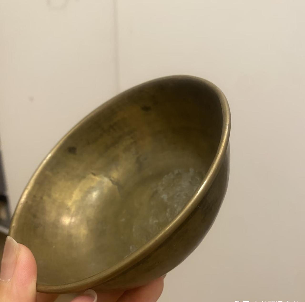 山西老汉上山赶集花了一张百元大钞，顺手捡了个满是铜锈的破脏碗回家，回家后顺手就扔