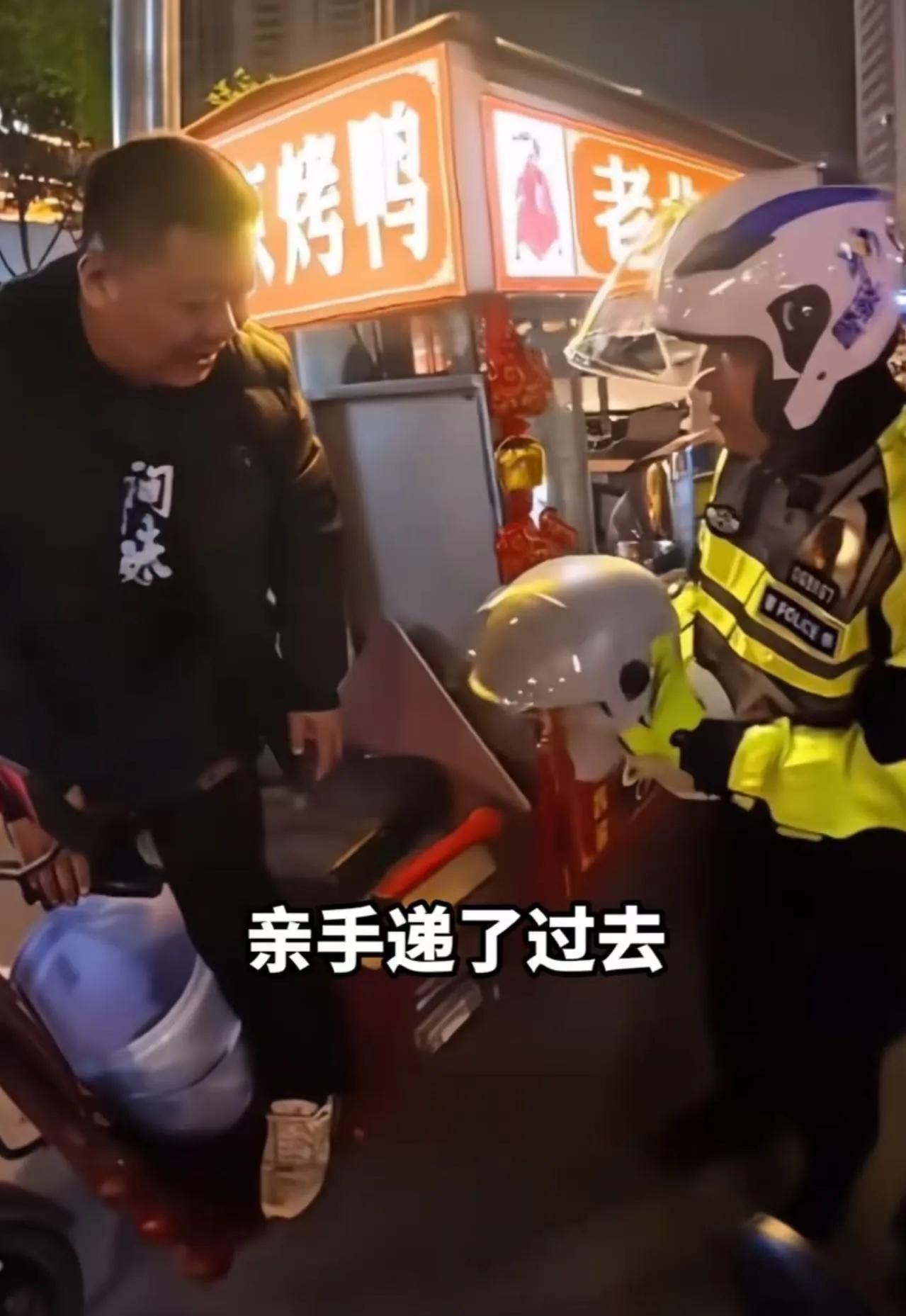 “这位交警火了！”深夜，摊贩大哥收摊后，没有戴头盔，骑着电动三轮车回家，没想到遇
