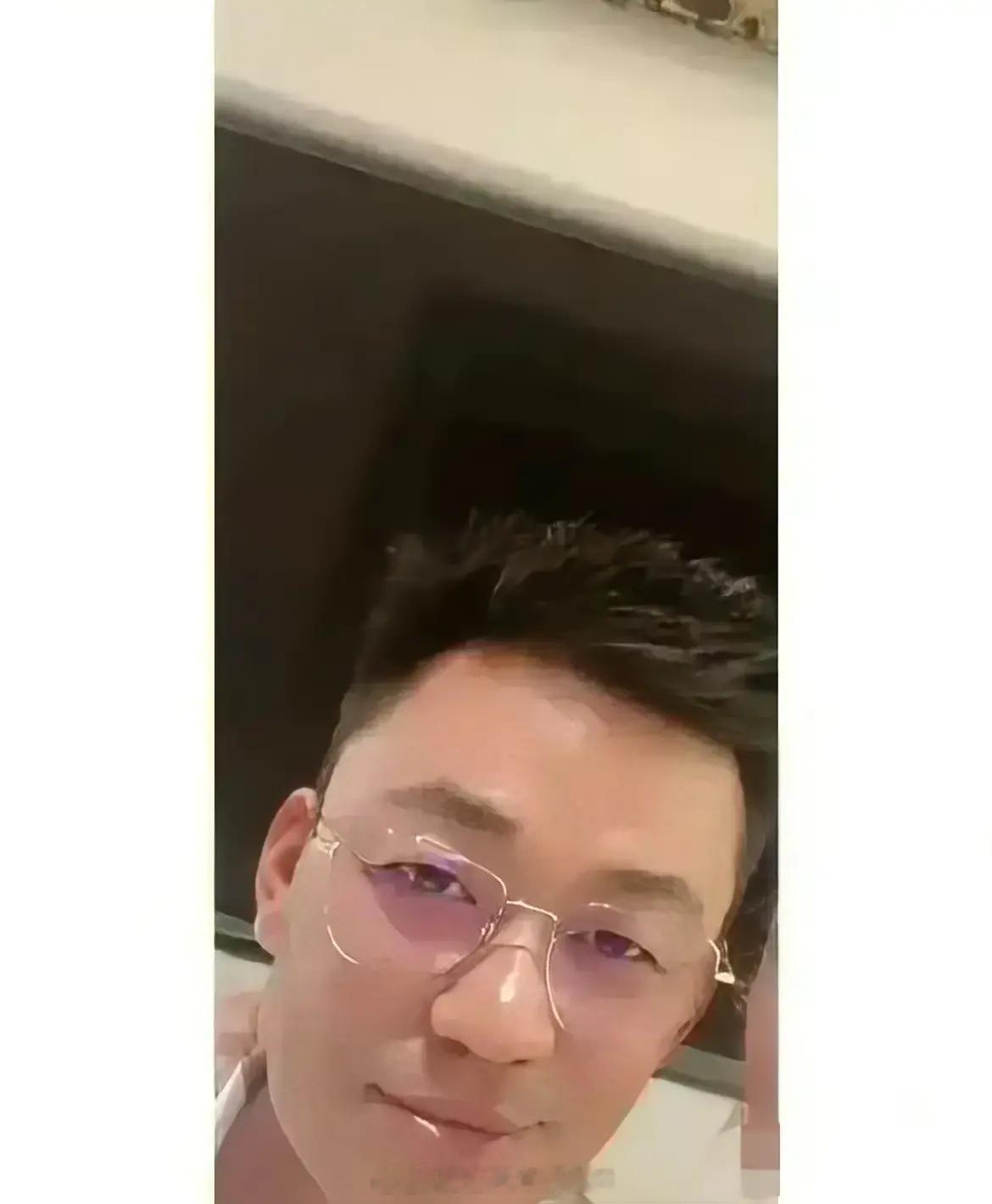 这竟然是王宝强！！一眼看去还以为是汪小菲呢，果然人靠衣装佛靠金装