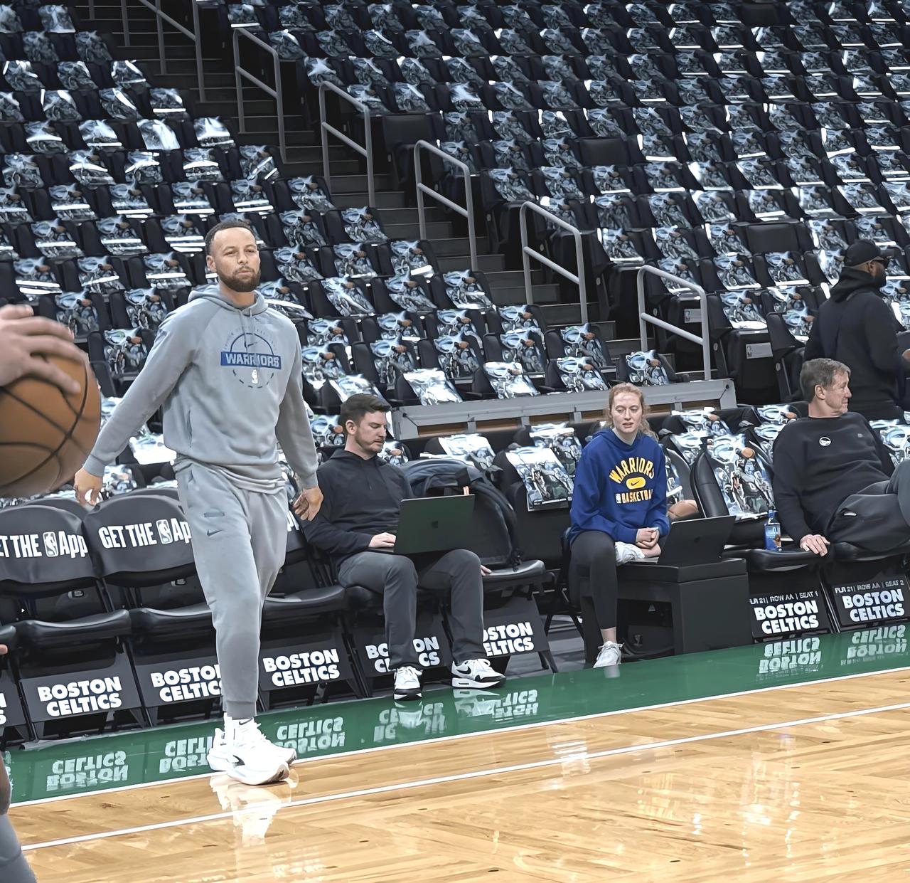 名记shams称：库里有望在本月底复出，可能赶上附加赛。具体不知道库里已经缺