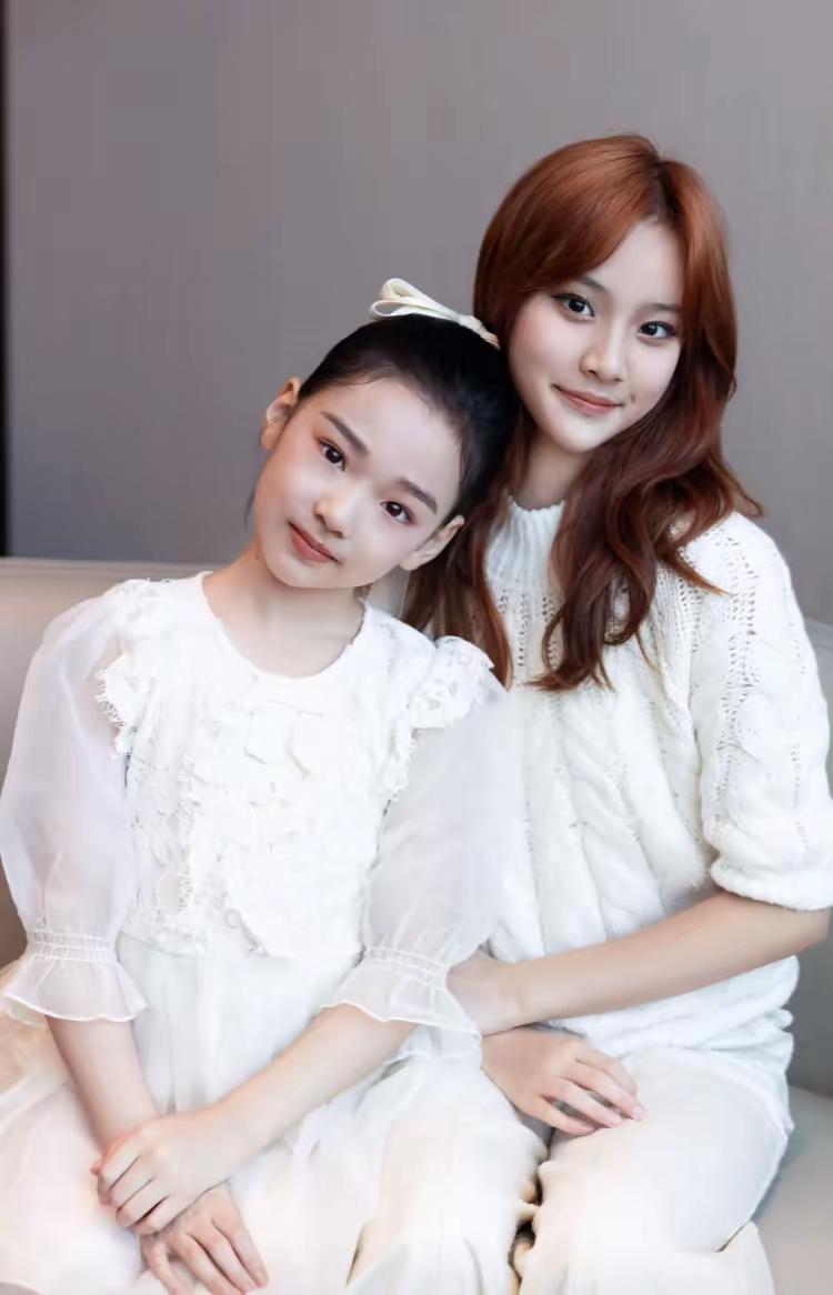 我感觉她俩是娱乐圈最好看的星二代小酒窝长大肯定是甜妹子小甜馨长大是御姐范儿[