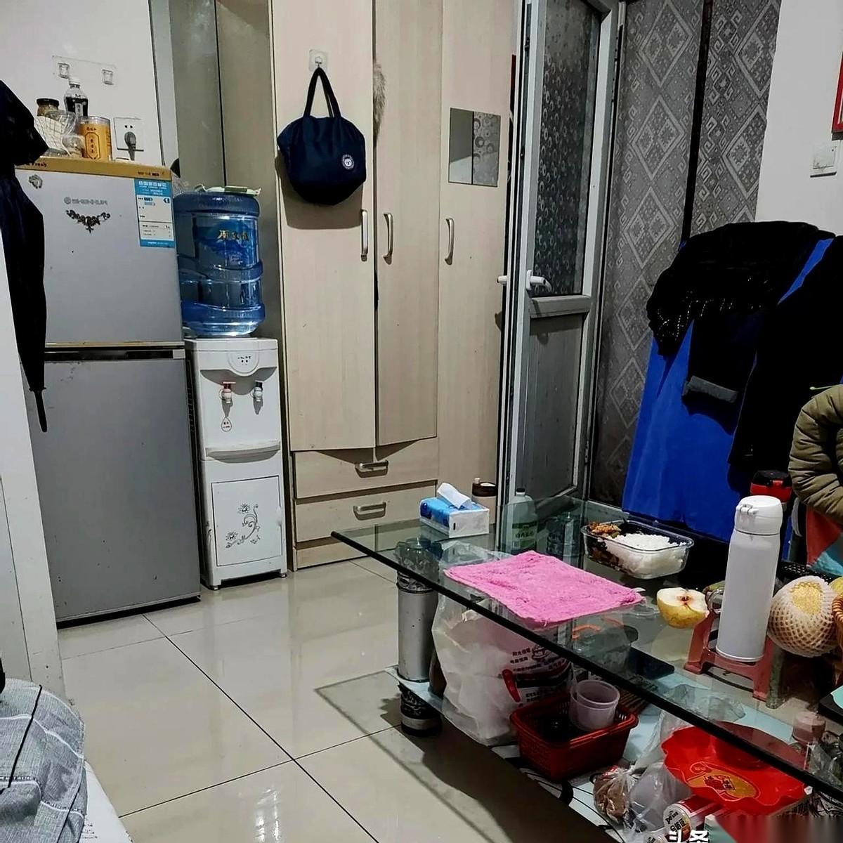 晚上九点多了，一个男人刚扒拉完两口饭。你以为他要瘫在沙发上刷手机了？不，他拿