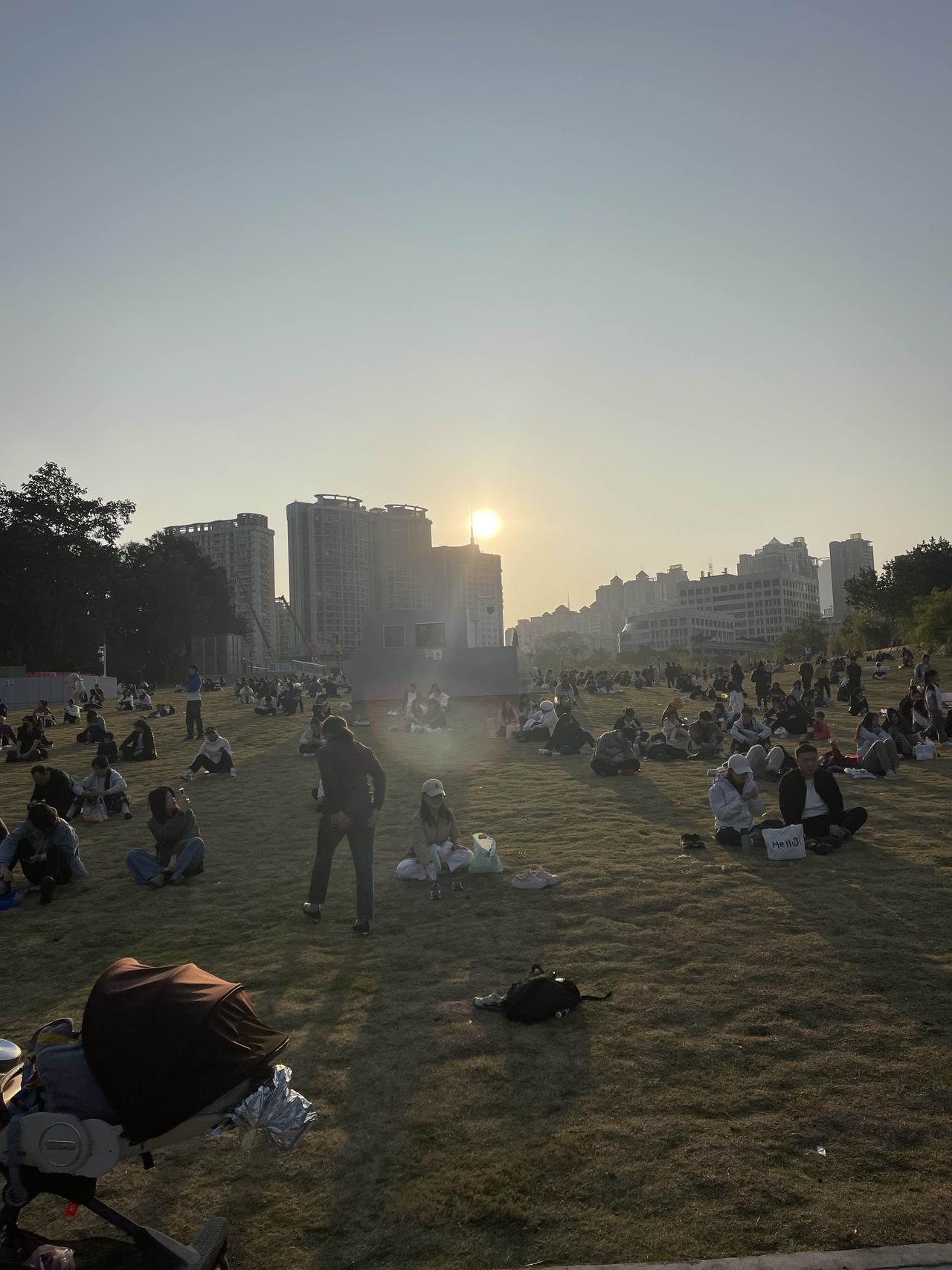 广州楼市“小阳春”：豪宅在过夏天，刚需在捡白菜最近几天，广州的房产中介朋友圈