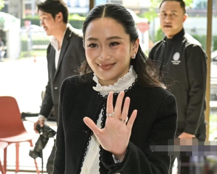 10月31日现身为泰党总部的佩通坦,她依然是那么开朗、乐观:今日,为泰党成员在为