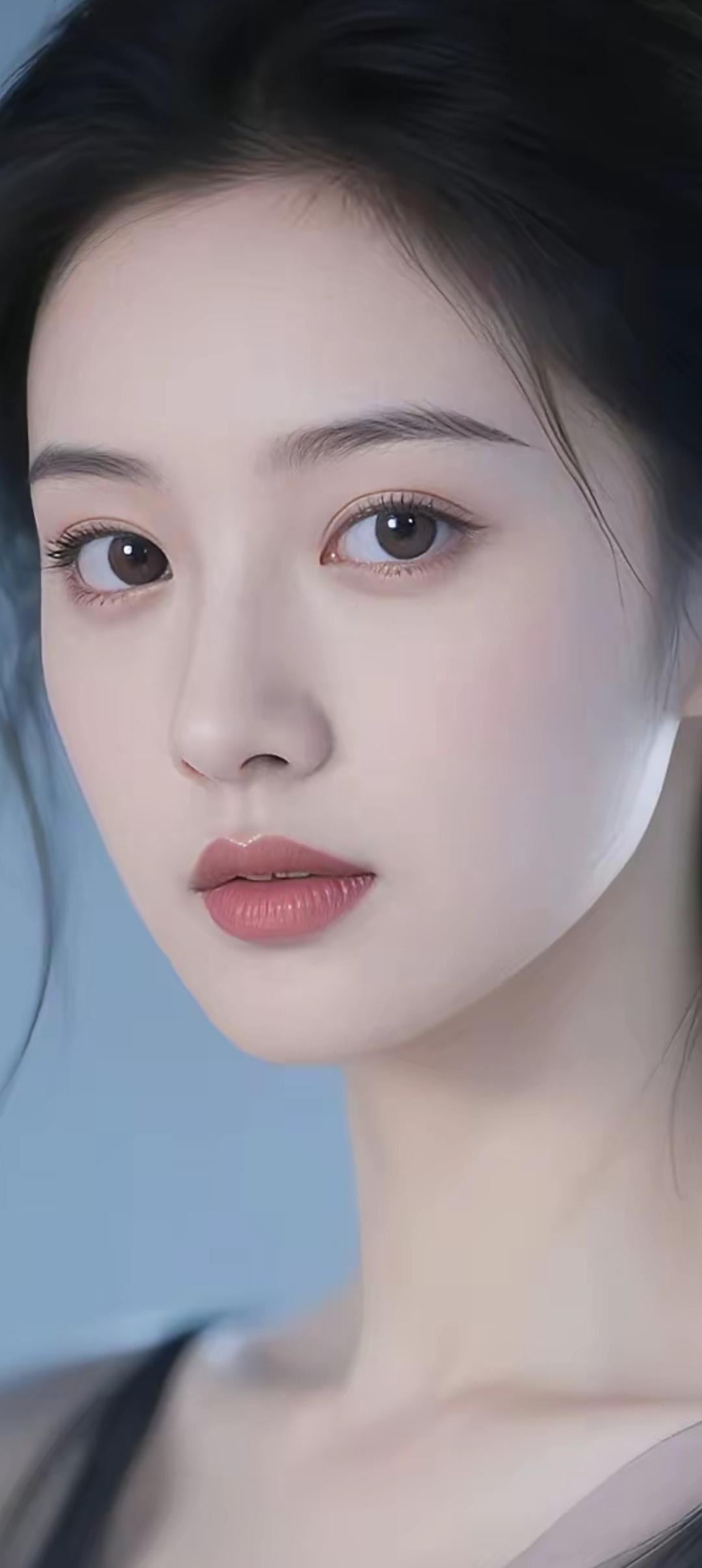 温柔甜美的少女，粉嫩的唇妆，清新自然。