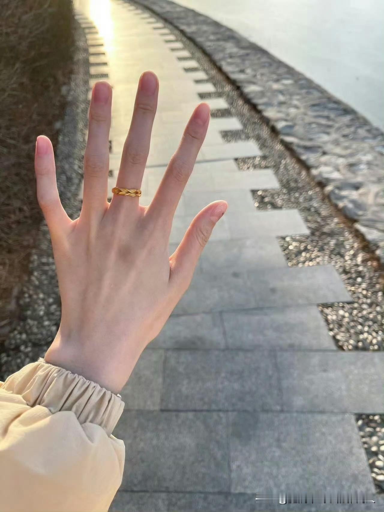 坦白的说，一个女人拼命的挣钱，你是觉得她厉害，还是觉得她可怜。一个拼命赚钱的