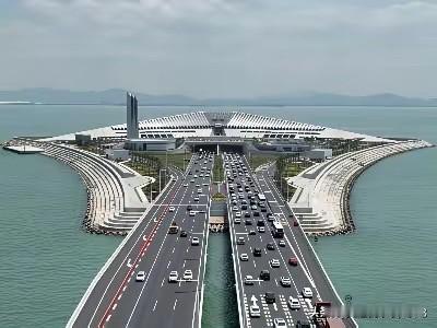 深圳市的制造业，我觉得迁到惠州或者是东莞更划算些。因为东莞和惠州的土地是紧紧相