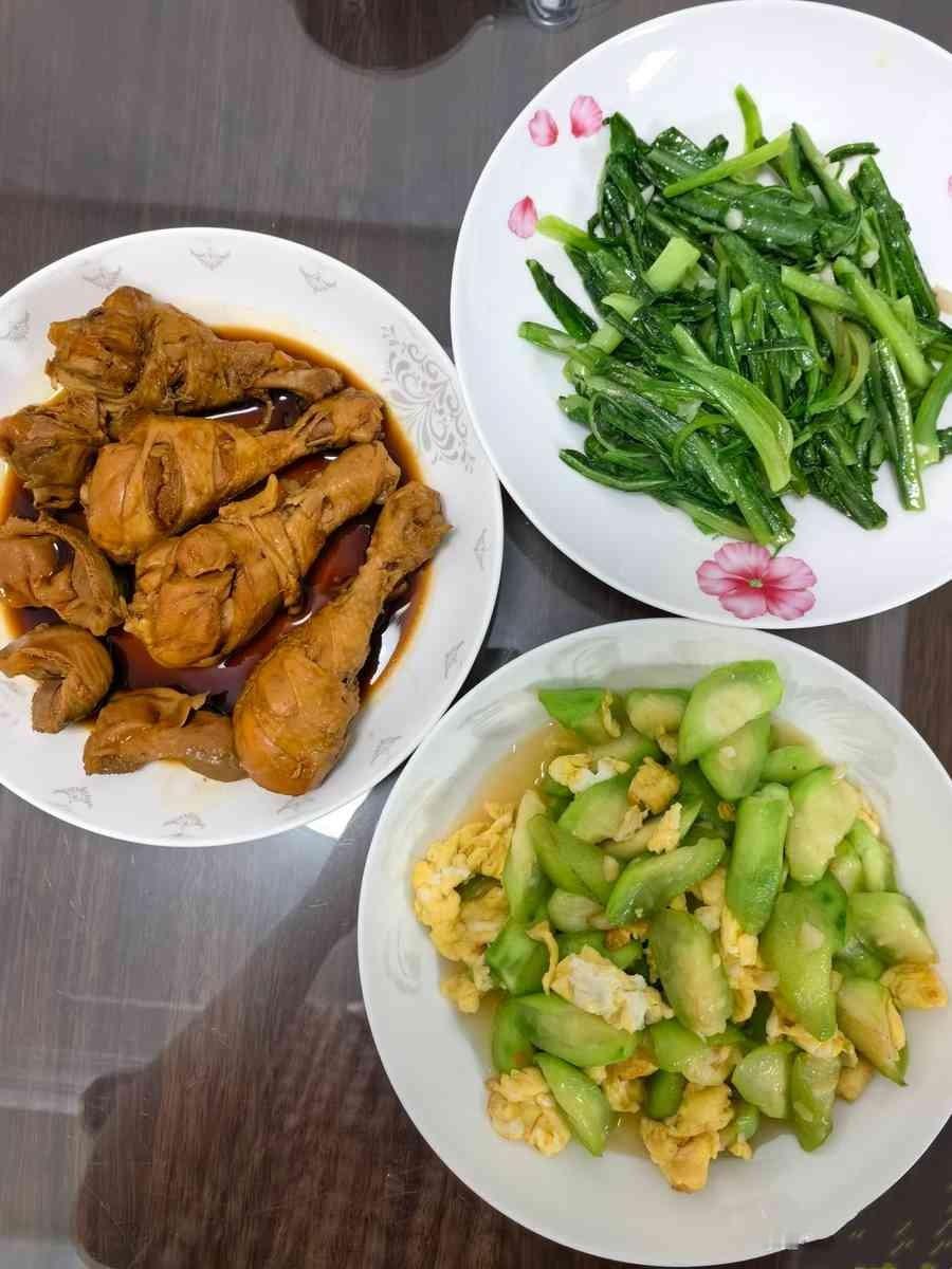 每天趁儿媳妇上班，我就去主卧躺一会儿晒晒太阳，今天正躺着刷手机呢，她突然回来了。