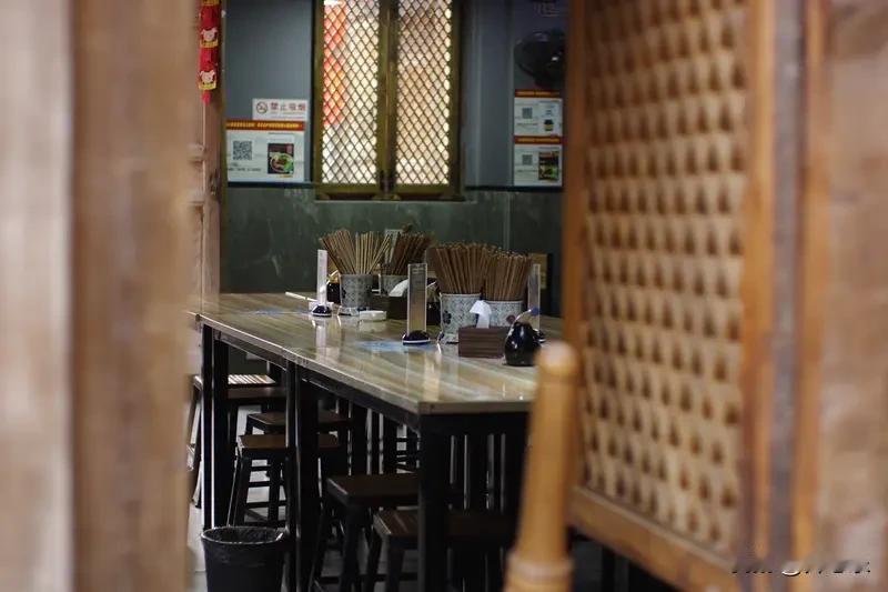 一碗牛肉面，吃出的人生真相楼下有家面馆，开了十几年。门脸不大，七八张桌子，老