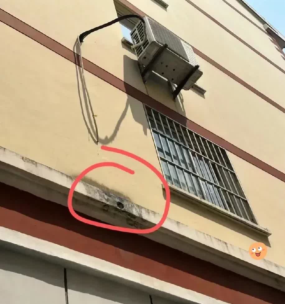 河北，一名女子发现自己的楼上邻居家的空调外机滴水，水都渗到了自己的家里，导致自己