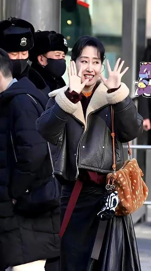 刘敏涛15万罗意威造型引热议，网友：不如3000元羽绒服有气质50岁刘敏涛