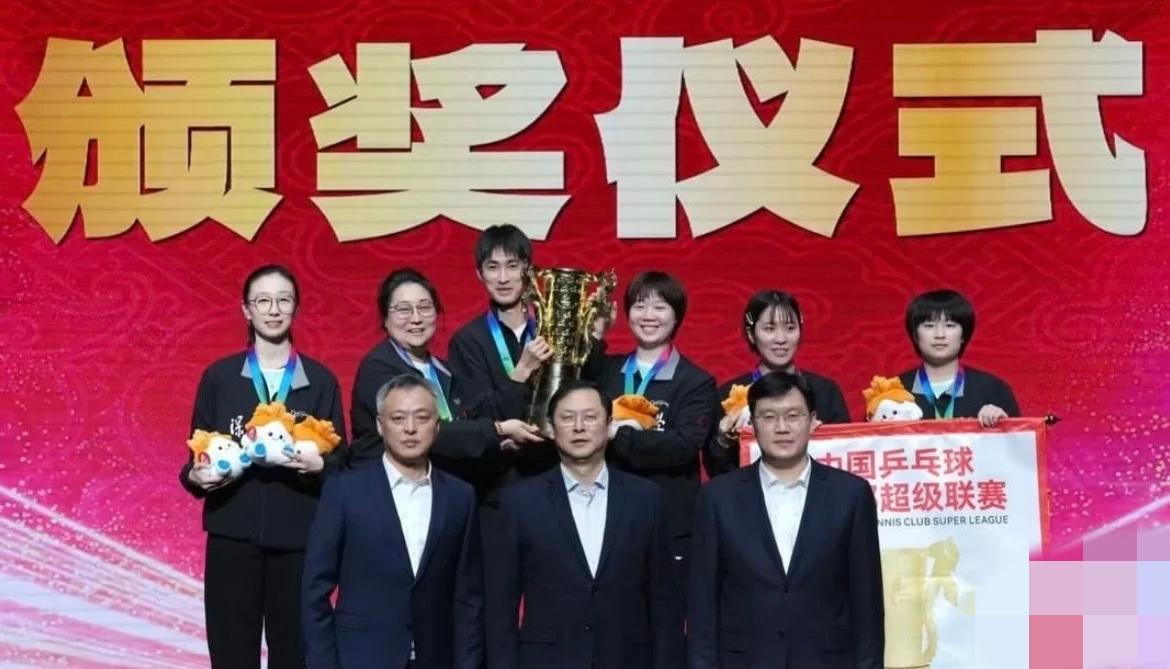 真性情！深大教练谈起莎莎，哽咽了。她说：“在香港时，莎莎就给她发短信说自己受