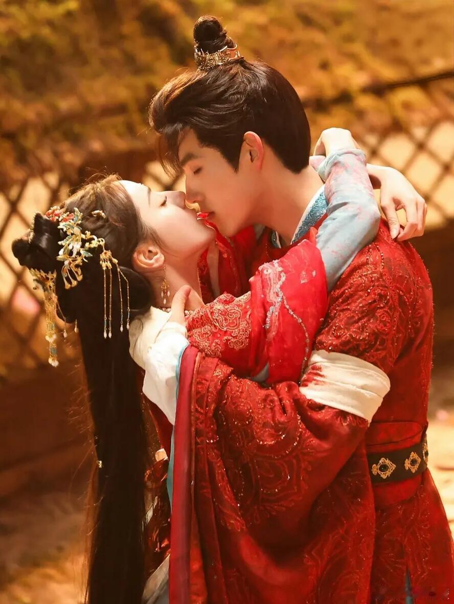 在《白日提灯》里，贺思慕身为万灵之主拥有永生，紫姬作为神明掌管天地秩序，如此令人