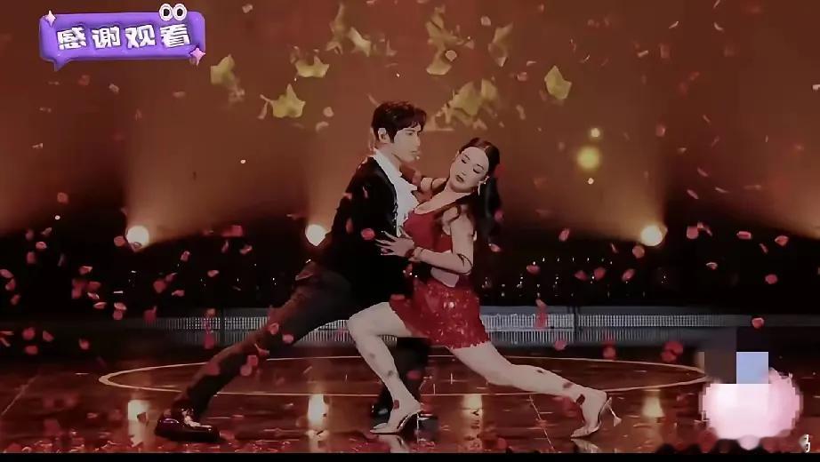 钟丽缇和张伦硕这贴身热舞，倒是把“丰满”和“肥硕”的界限舞得模糊了。55岁还能有