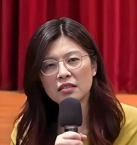 有网友说，郑丽文与董明珠挺像的。当然，不是说相貌，而是说她们的处事性格和说话风格