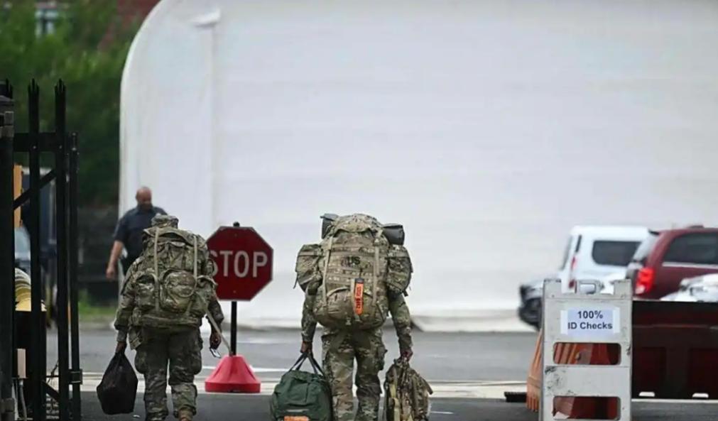 美国连夜撤人！3小时连发6条令，这是真要跑路了？仗打到第四天，美国那边又整出