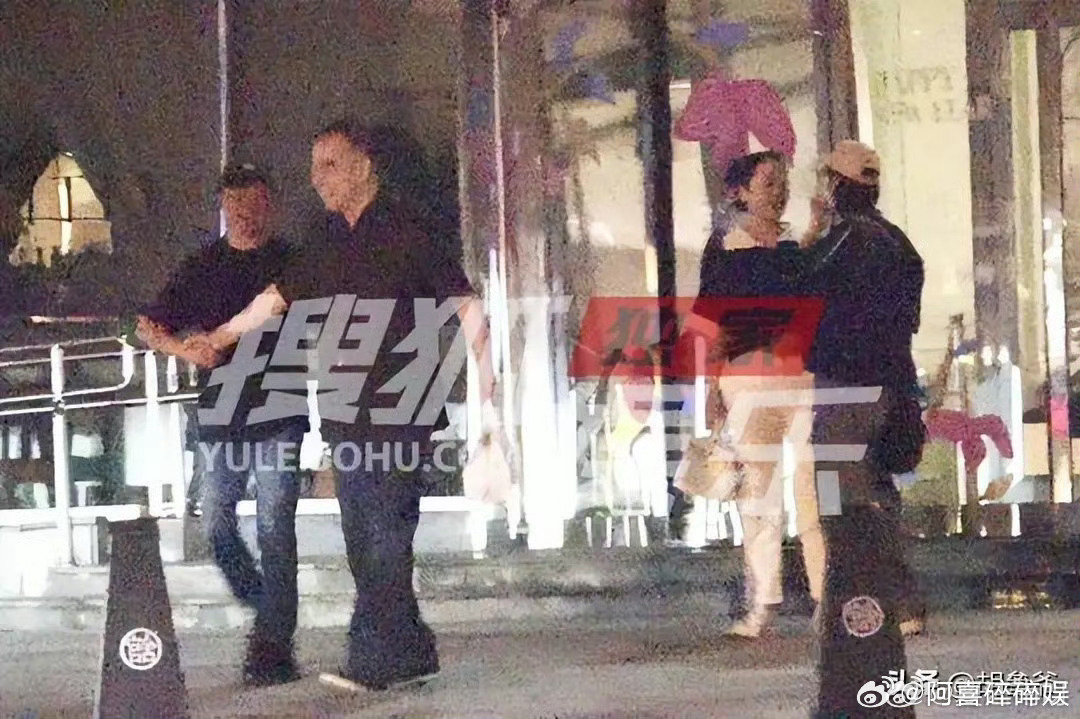 #姚晨与前夫曹郁和陈凯歌陈红一起吃饭#姚晨和曹郁离婚之后罕见同框，二人和陈凯歌陈红夫妻聚餐。饭局结束