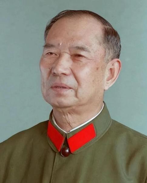 1982年，开国少将尤太忠视察部队，见一副团长好生眼熟，暗骂一句大事不好，立刻打