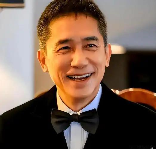 这是梁朝伟最失态的一次。 第20届金像奖颁奖典礼上，颁奖嘉宾张国荣、张艾嘉公