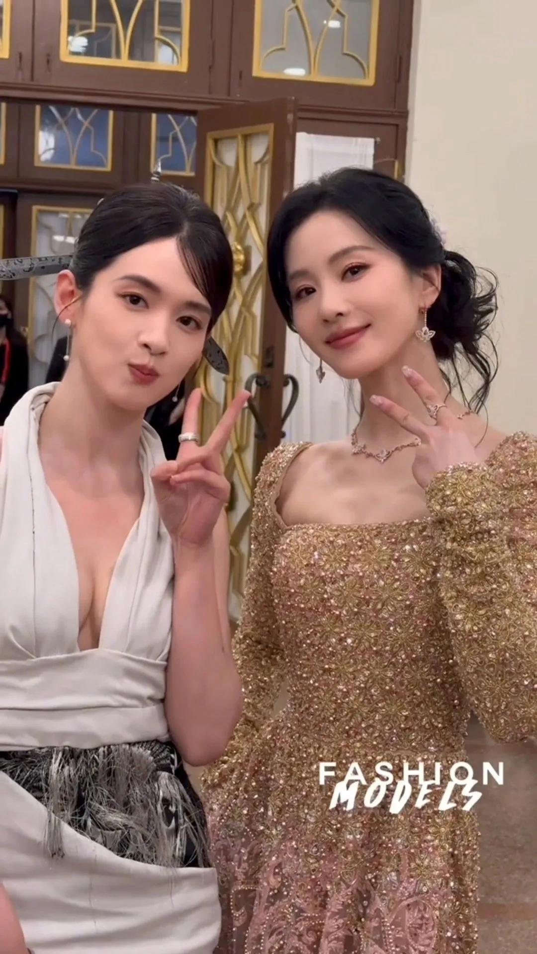 刘诗诗陈昊宇在时尚中国之夜活动同框了，上次两位同框还是一念关山的剧宣，两位比耶合
