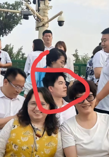 宇辉去了！石明也去了！这场备受关注的场合里，两人的同框本就充满话题感，更