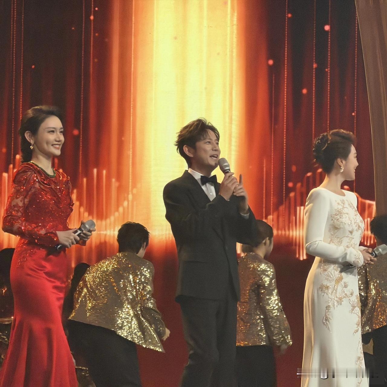 金声奖颁奖典礼应该是何炅最高兴的一天不是他获奖了也不是见到了偶像，而是