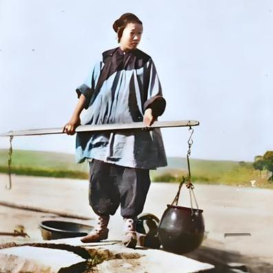 清朝，有个农妇去卖鸡蛋，走到半路被一群土匪糟蹋了，完事了，她见篮子里的鸡蛋还好端