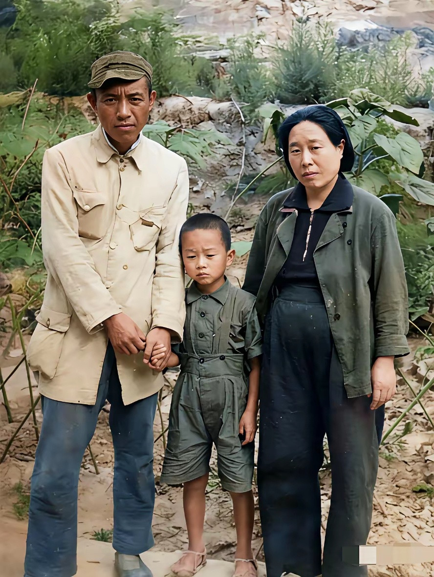 1946年“四八”空难中，王若飞不幸牺牲。这张罕见合影，是夫人李培之带着8岁的儿