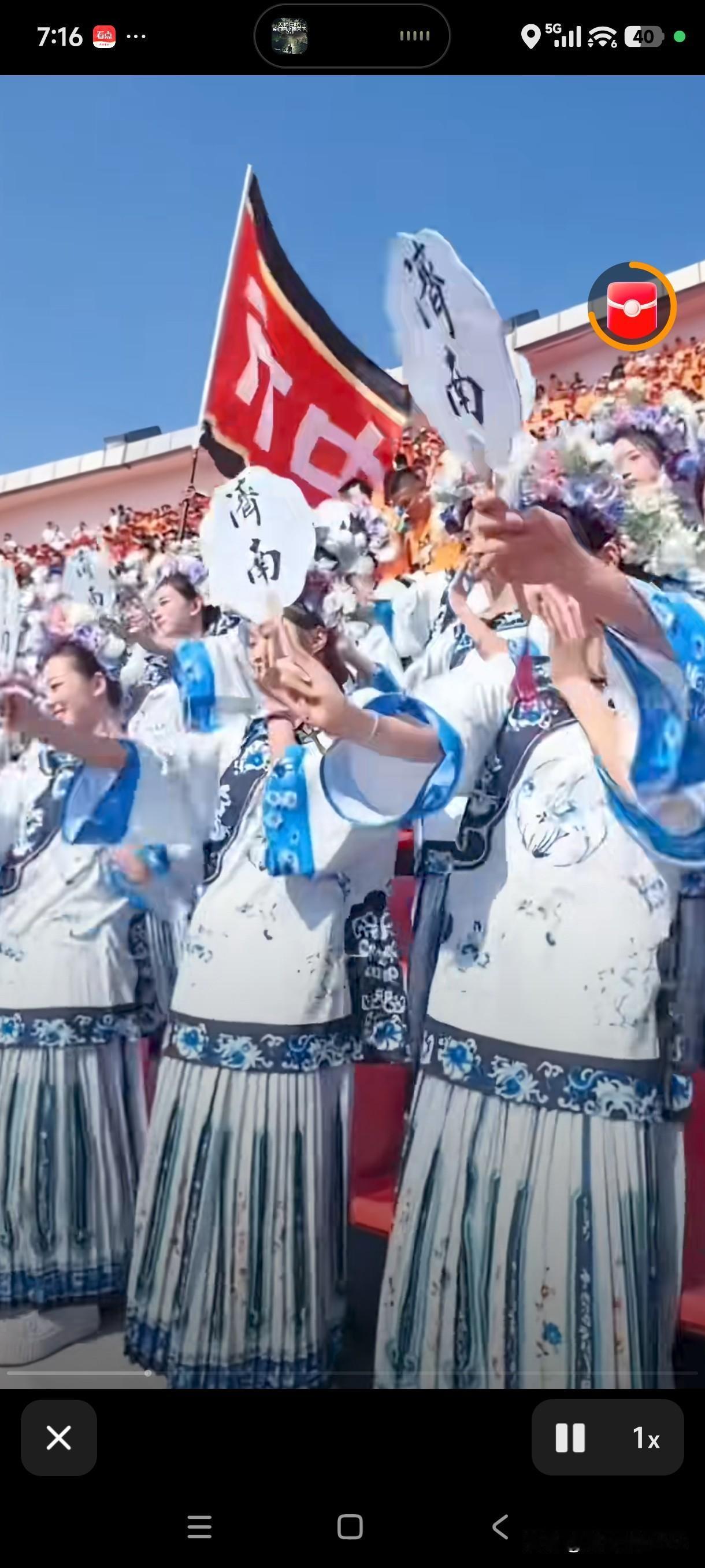 有没有发现？济南夏雨荷的团扇，有点诡异？这白底黑字的团扇，根本不符合咱们的传