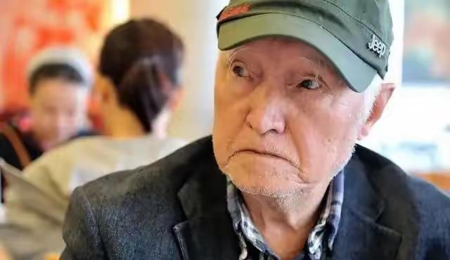 人随时都会死。邻居两口子，男的62岁，在央企刚退休两年，退休金六千多，女的退