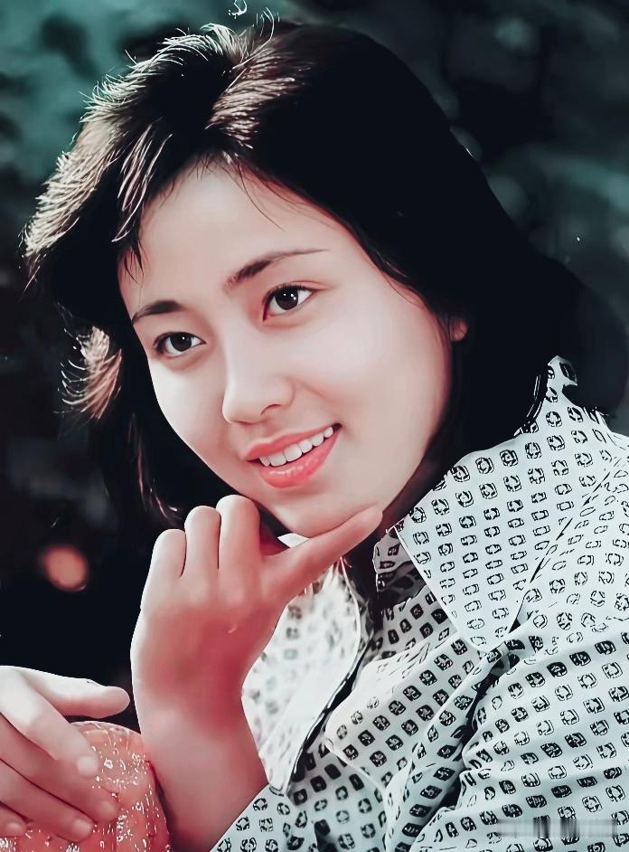 中国女明星，九十年代最漂亮是谁你是否还记得主演《她从雾中来》的周丽娜。那时的影星