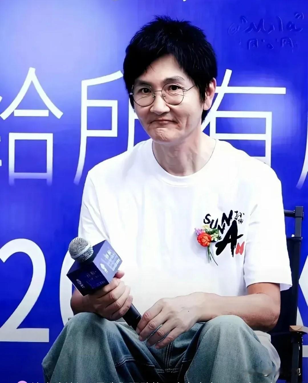 天呐！他差点没认出来，满脸褶皱，57岁的年龄，硬生生活成了75岁的老人，还冒出一