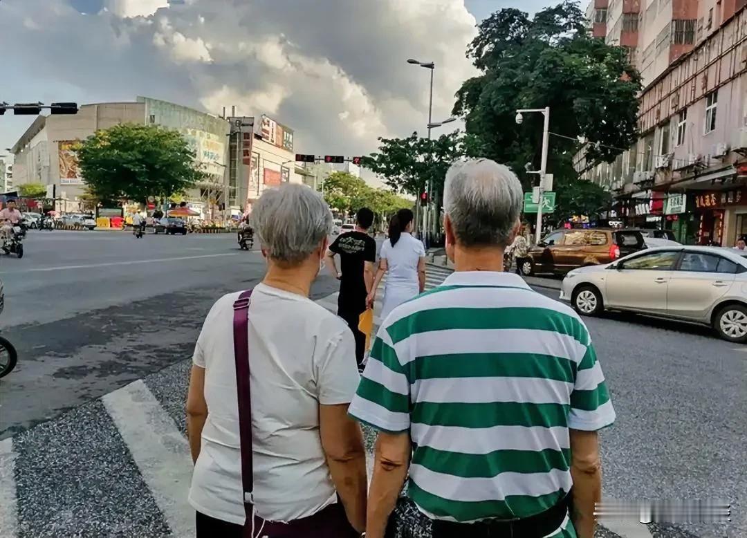 最满意的相亲。小区里有位大爷，年轻时丧偶，一个人独自把儿子抚养长大。他儿子也