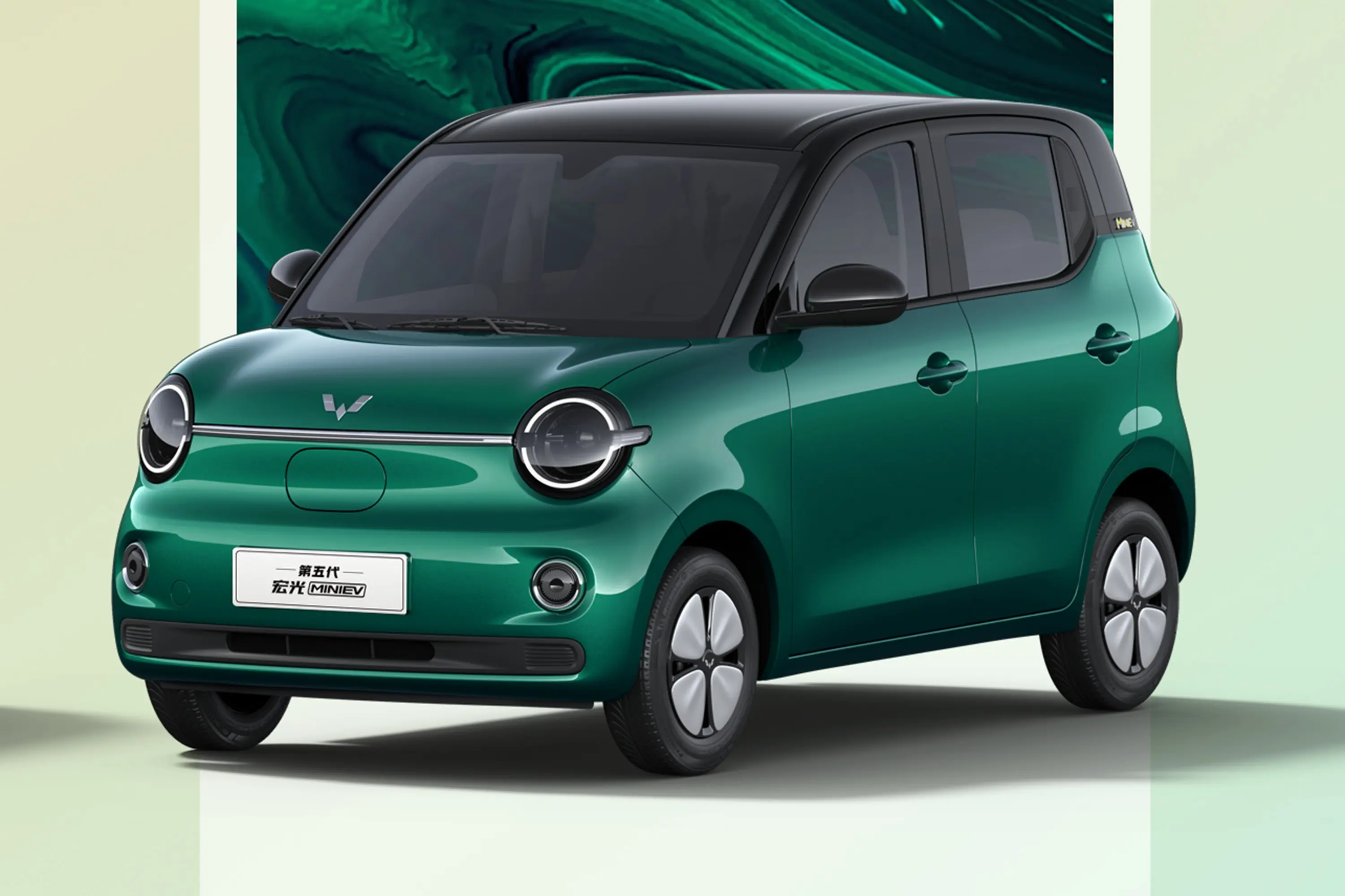 这波五代宏光MINIEV算是听劝了，出四门版了。以前两门版后排进出得折腾半天，现