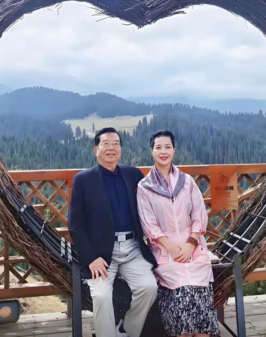 这是已经87岁高龄的李双江和59岁的妻子梦鸽，去年在新疆旅游时拍的一张合影，已经