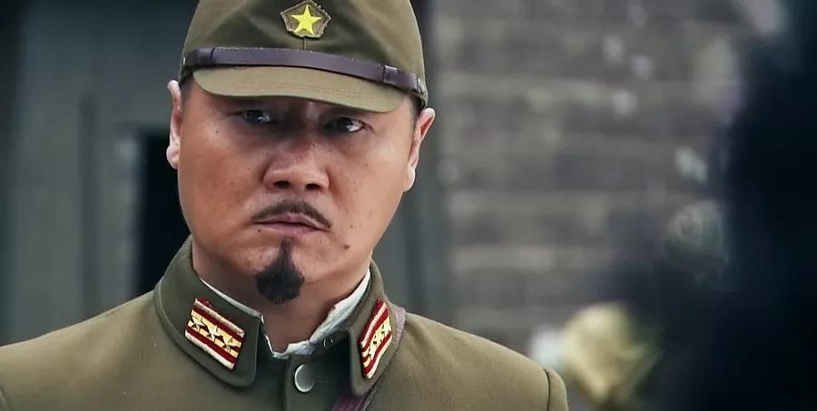 1939年广西，日军医给重伤的中将中村正雄做手术，刚打开腹腔，突然轰隆一声巨响，