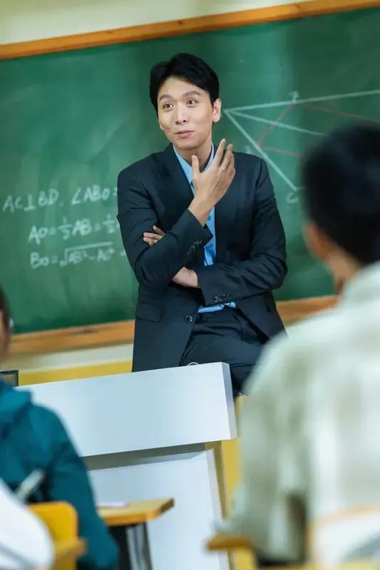 一位乡镇中心学校的老师说，最近几天来，他们歇岗回家一年多没有上班的老校长开始在学