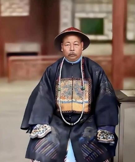 慈禧质问左宗棠:你比曾国藩强在哪?左宗棠的回复让慈禧冷汗直流1881年深秋的北