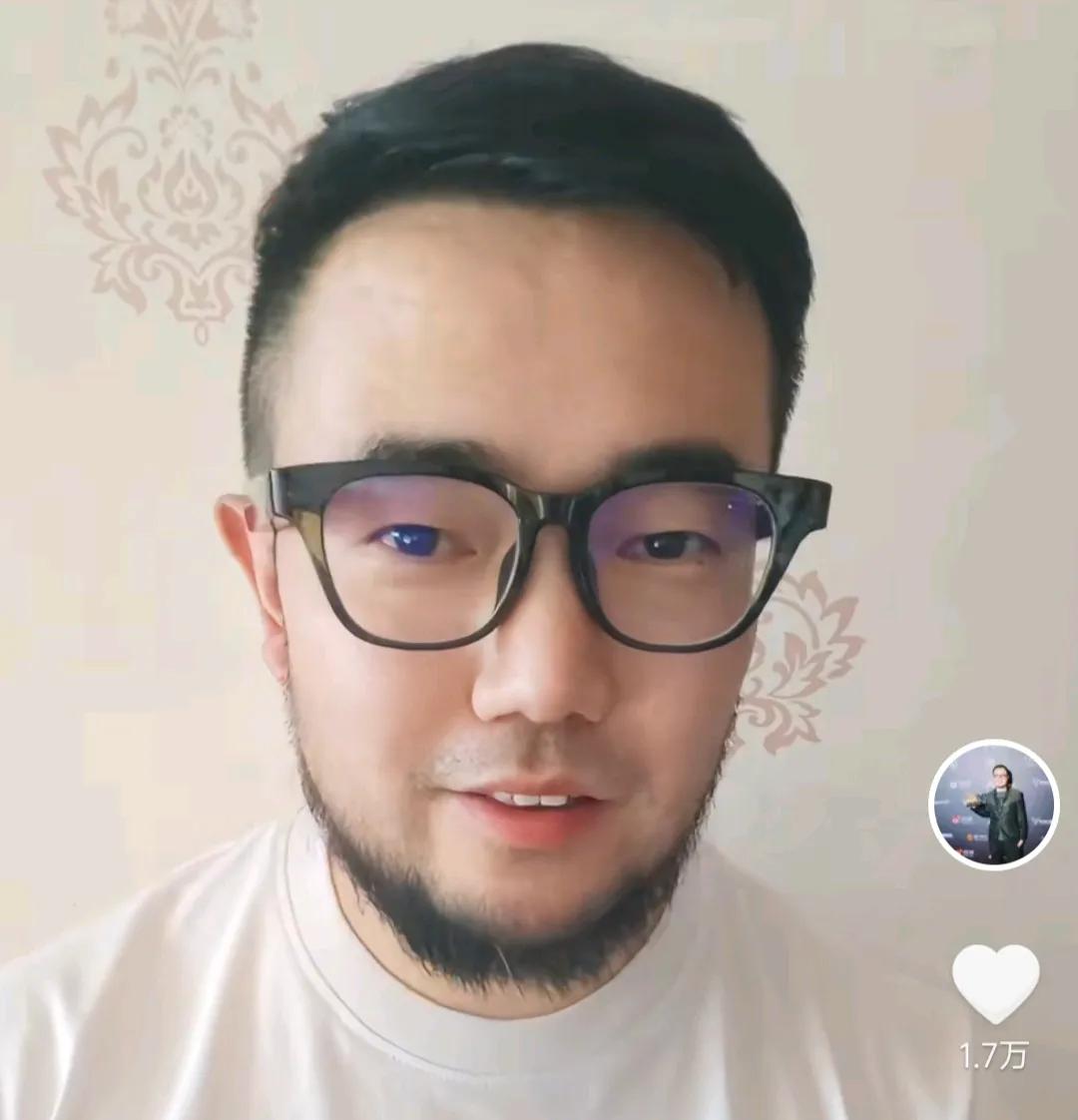 媒体人潘伟力爆了一个料。他表示，在前几年郑智作为国足助理教练，在比赛结束后怒瞪