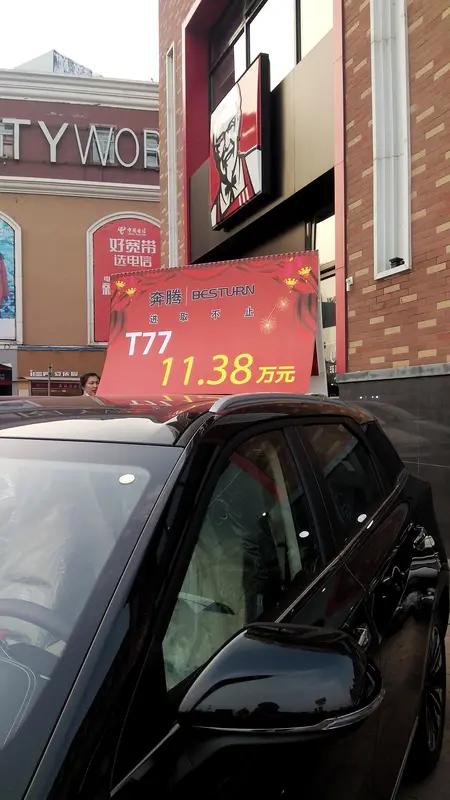 这个话题能上热搜，说明它确实戳中了很多人的心：当国内一二线城市的房价让人望而却步