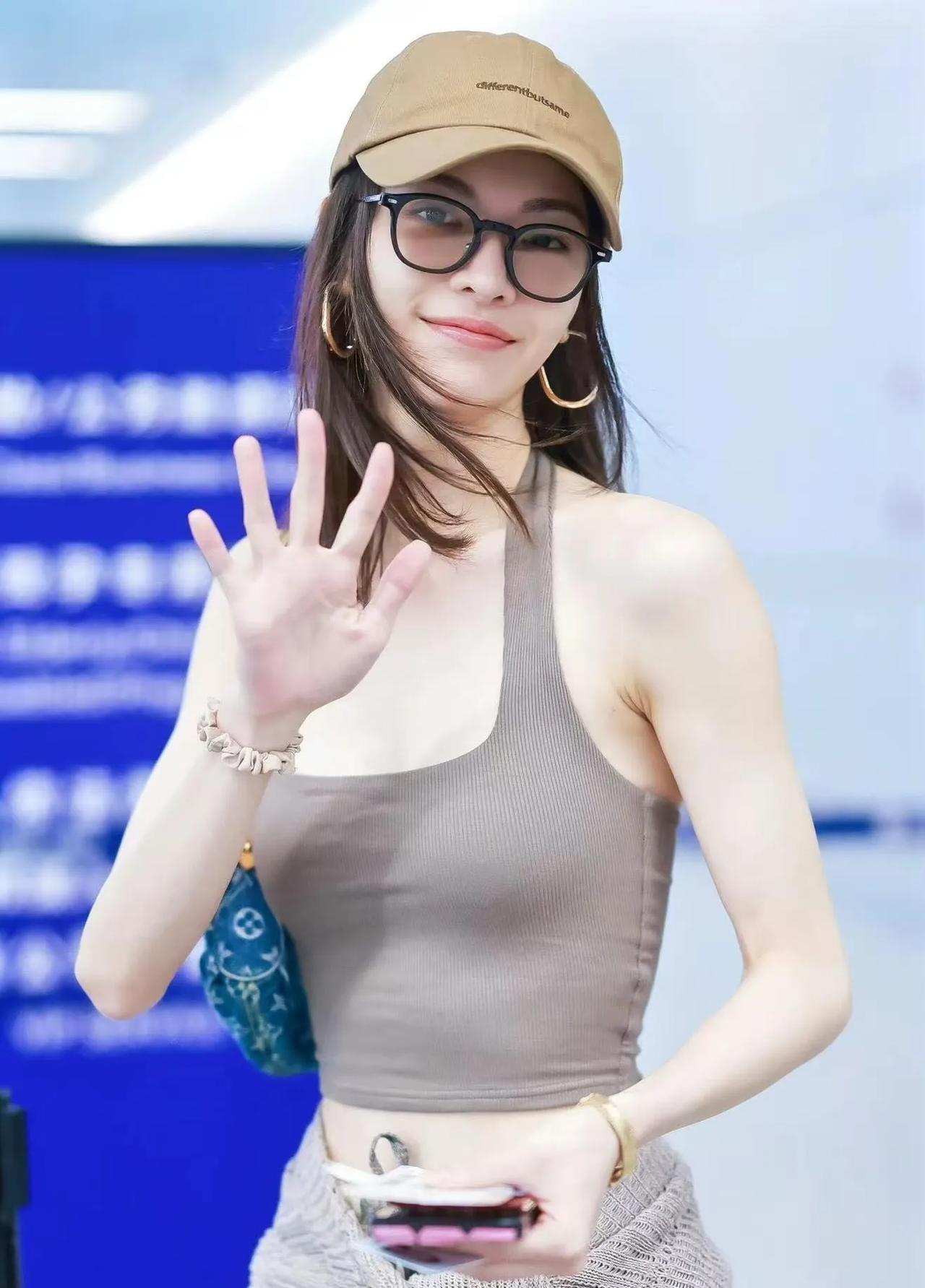 钟楚曦这套穿搭公式我能穿一整个夏天！📝基础挂脖背心+百搭工装裤+外搭