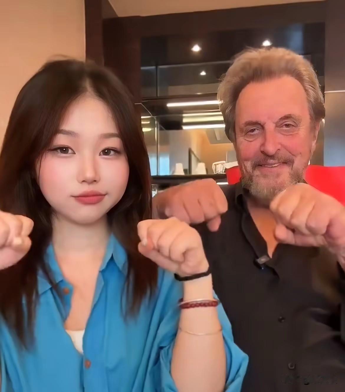 亿万富豪马斯克的父亲跑到中国玩的真花，有钱人的世界真是搞不懂，马斯克的母亲父亲在