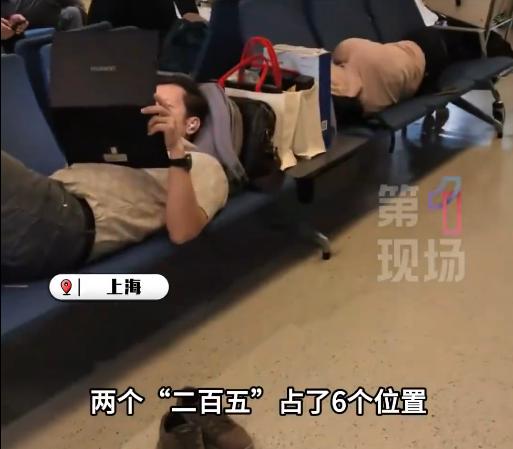 “滚回自己的国家！”10月16日，上海虹桥机场，2名外国游客等飞机时，直接把鞋子
