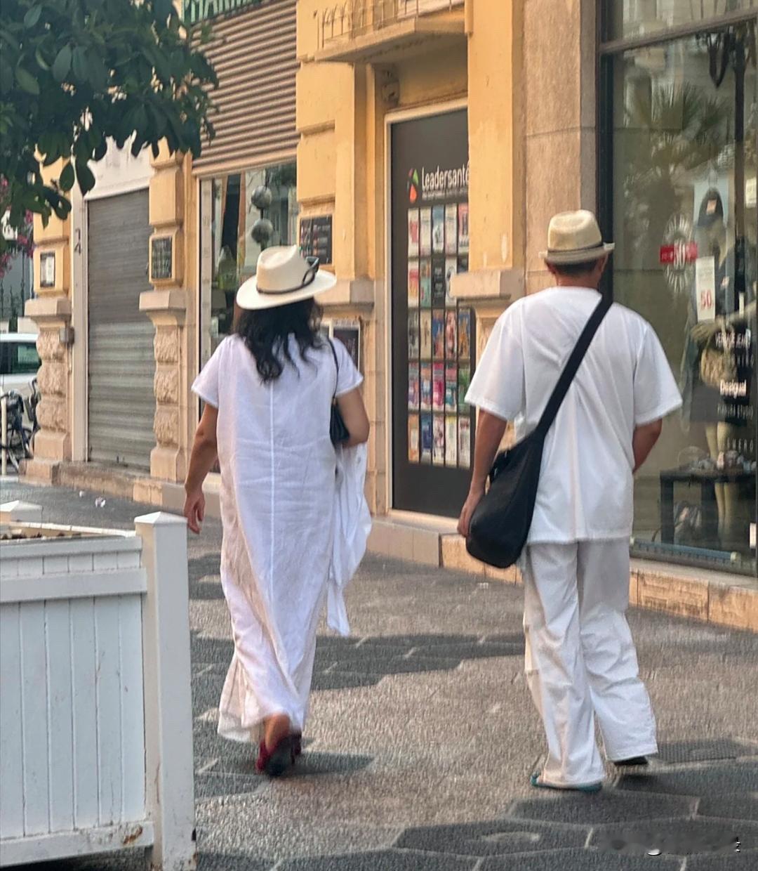 67岁张兰在法国度假，旁边跟着一位身材高大的男士，疑似是她的现任男友，两个人看起