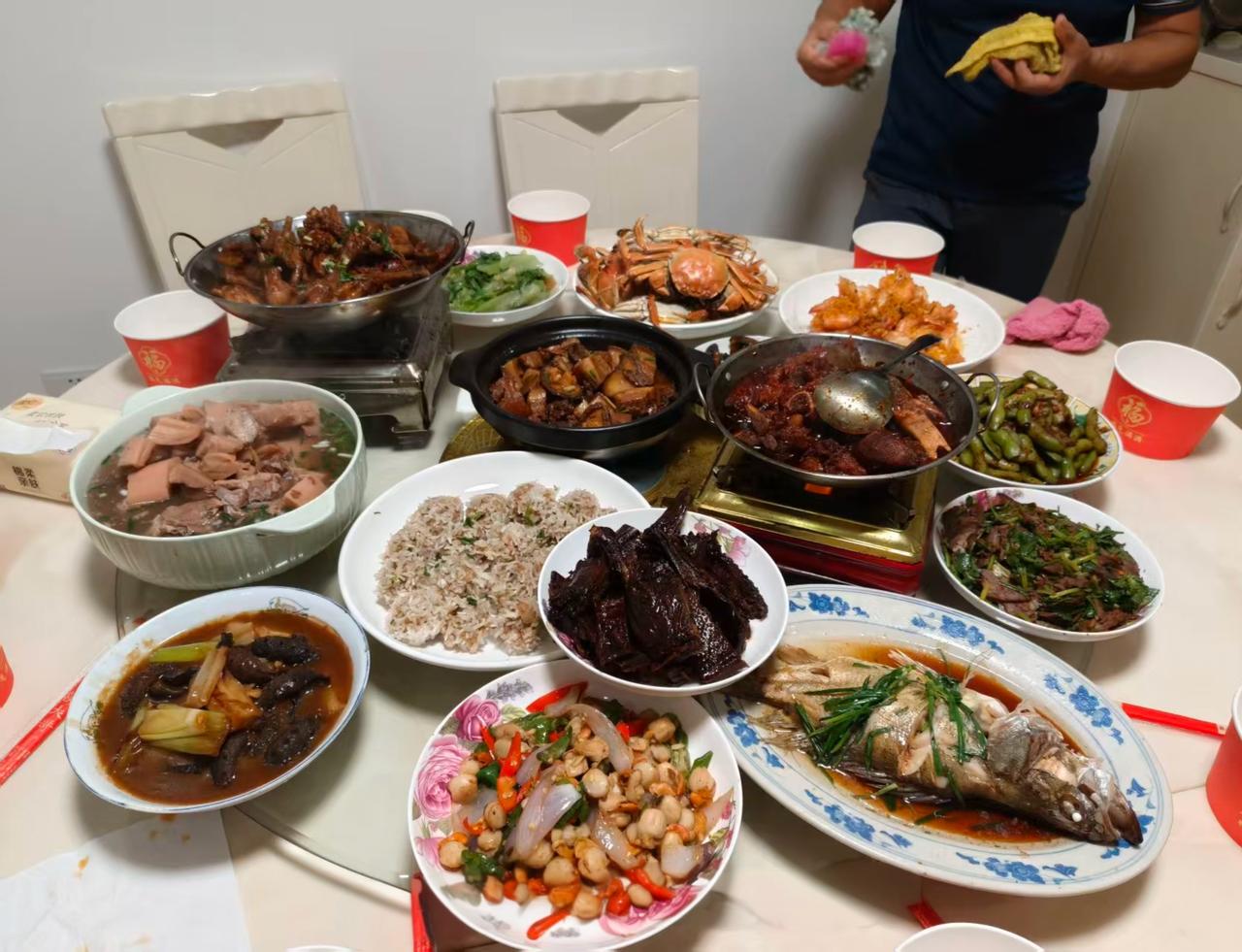 堂姐的儿子带女朋友回家，满满一桌菜都是堂姐亲手做的！有葱烧海参、避风塘大虾、