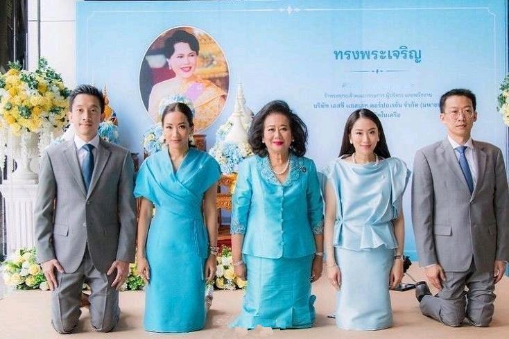第一次看到佩通坦母女三人穿套装齐刷刷跪着，画面很特别。