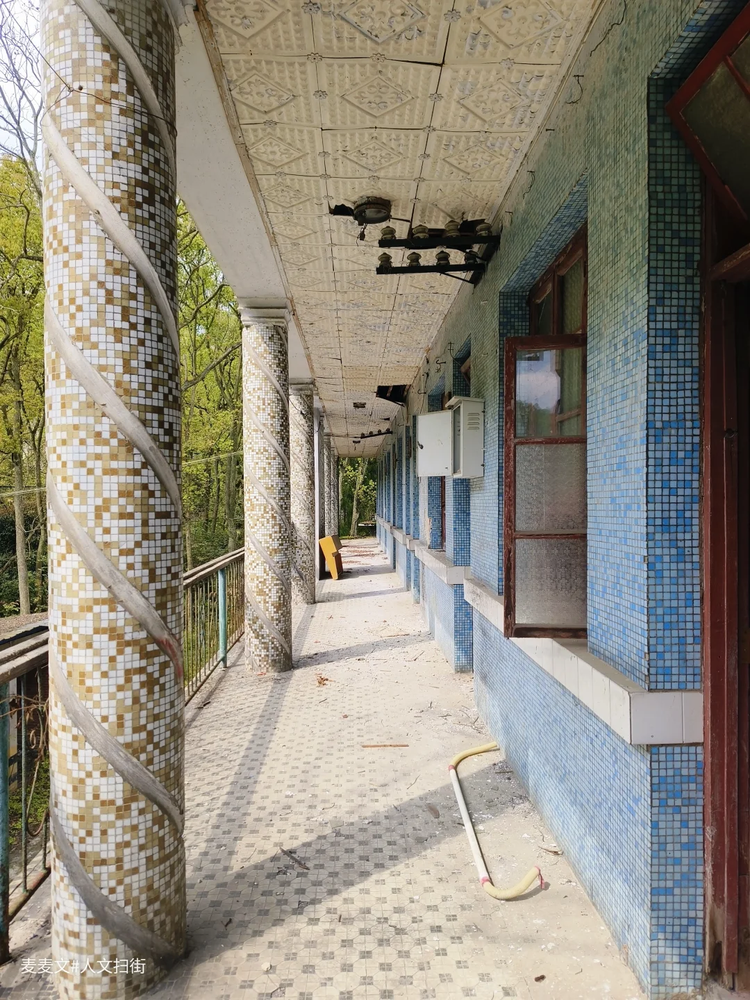 【万盛】80年代的马赛克建筑美学永不褪色