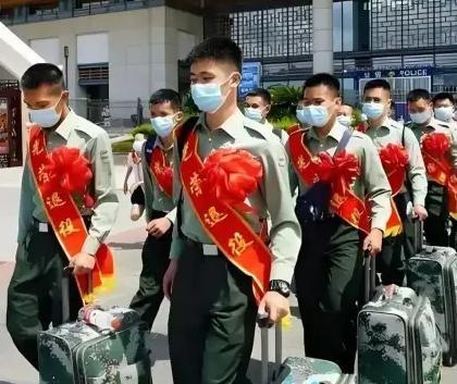 “帽子都让人收走了，还能叫当兵的？”退伍拿五万，退役进编制，差的是整整十年的